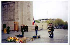 Le drapeau du CFMN
devant la Flamme