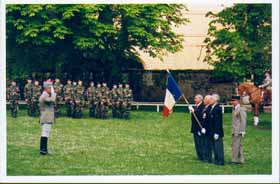 Le drapeau du CFMN au centre des troupes