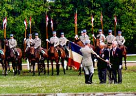 Le colonel reoit le drapeau